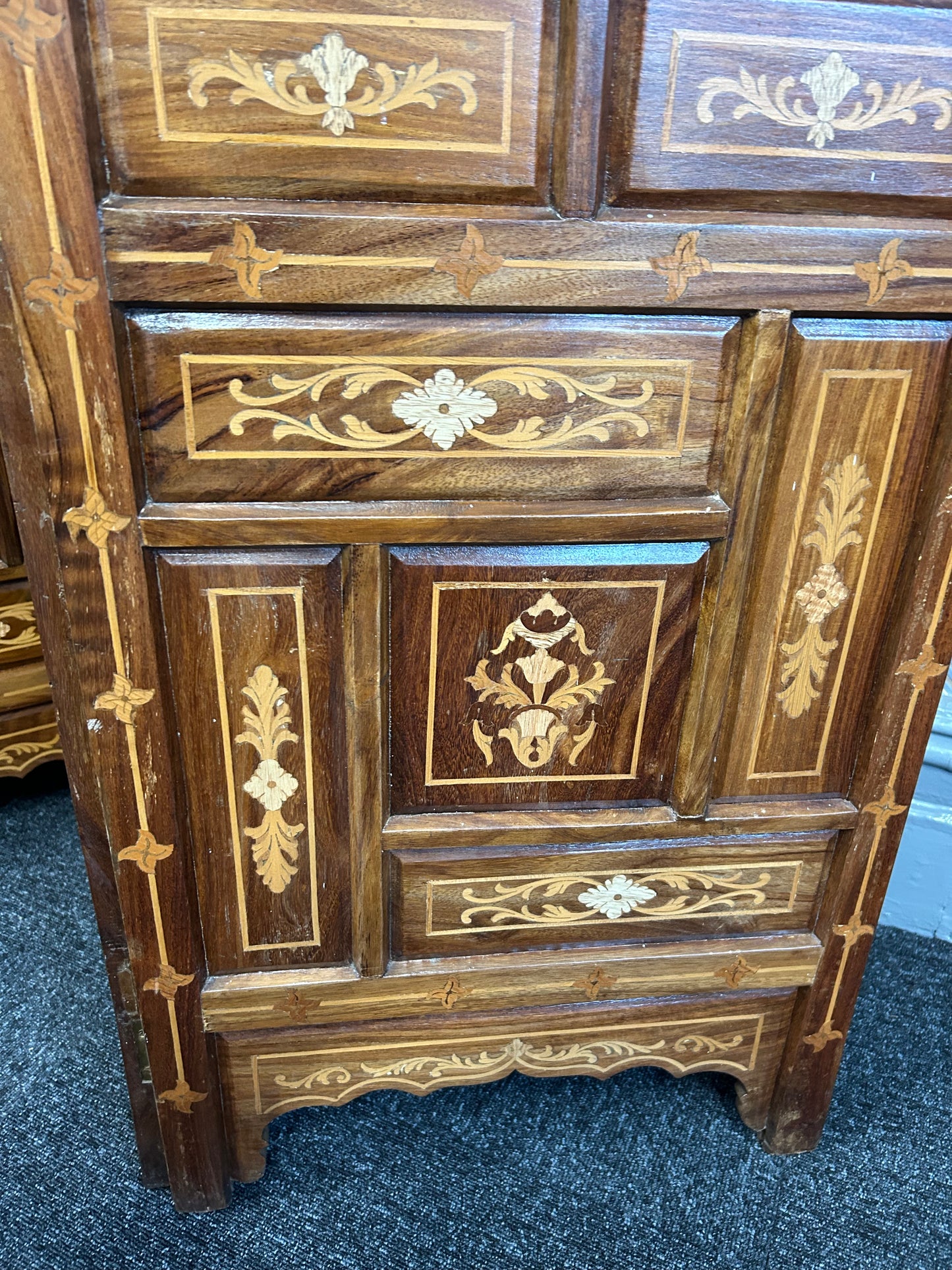 Inlaid privacy screen